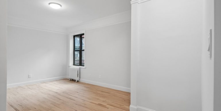 01_575RiversideDr_10009_LivingRoom_LowRes